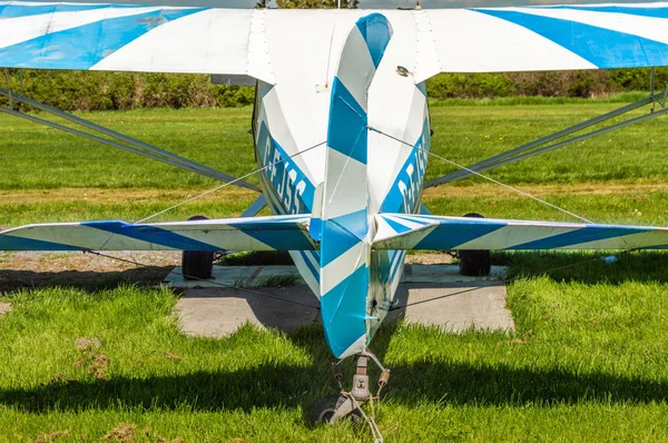 Delta, British Columbia-7 maj 2019: bakifrån av svans roder och hissar av Aeronca Chief 11bc flygplan på Airpark. — Stockfoto