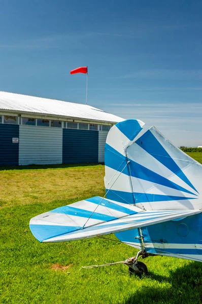 Delta, Colúmbia Britânica - 7 de maio de 2019: Vista lateral do leme da cauda e elevadores das aeronaves Aeronca Chief 11BC no parque aéreo . — Fotografia de Stock