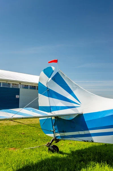 Delta, British Columbia-május 7, 2019: oldalnézetből farok kormánylapát és felvonók a Aeronca Chief 11bc repülőgép a Airpark. — Stock Fotó