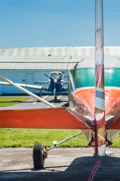7 мая 2019 года - Дельта, Британская Колумбия: Cessna 150G вид сзади, руль, лифты и стеллажи . — стоковое фото