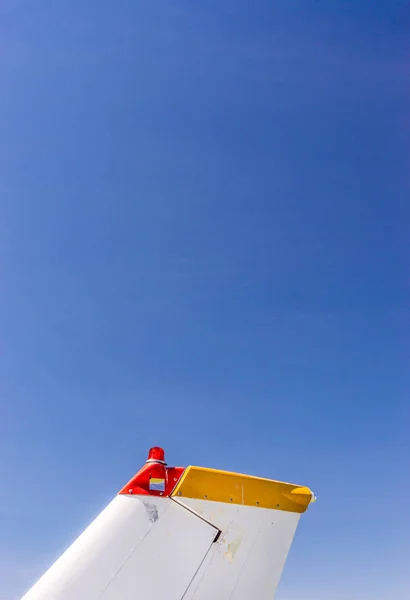 Pinna posteriore, fanali del timone e del faro, piccolo aeroplano monomotore con vecchia vernice e cielo blu brillante . — Foto Stock