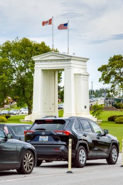 26 Mayıs 2019 - Surrey, Bc: Peace Arch Park'ta ABD sınırına yaklaşırken trafik hattı.