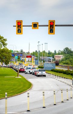 26 Mayıs 2019 - Surrey, Bc: Barış Kemer Parkı'nda ABD sınırına yaklaşan şeritlerin üzerindeki kırmızı trafik ışığı.