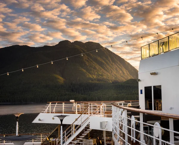 17 de septiembre de 2018 - Clarence Strait, AK: Temprano en la mañana en las cubiertas de popa del crucero The Volendam, cerca de Ketchikan . —  Fotos de Stock