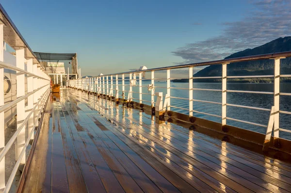 Le 17 septembre 2018 - Détroit de Clarence, AK : Tôt le matin, pont supérieur humide du navire de croisière Volendam, près de Ketchikan . — Photo