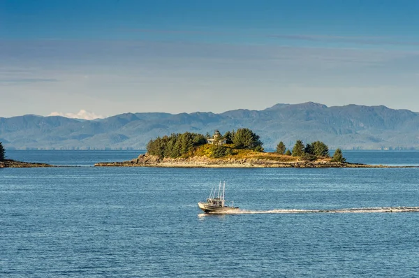 Σεπτέμβριος 17, 2018-Tongass στενεύει, AK: σκάφος αλιείας αλουμινίου κοντά στα νησιά Guard και φάρος, νωρίς το πρωί. — Φωτογραφία Αρχείου