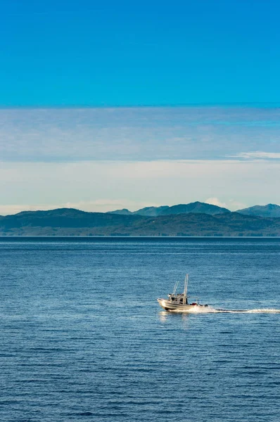 Σεπτέμβριος 17, 2018-Tongass στενεύει, ακ: ψαροκαΐκι με αλουμίνιο που ταξιδεύει νωρίς το πρωί, κοντά στο Ketchikan. — Φωτογραφία Αρχείου