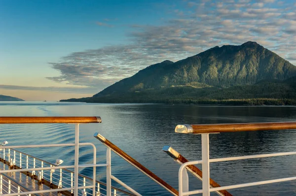 Räcke och trappor, övre däck kryssningsfartyg, tidig morgon, Inside Passage Route. — Stockfoto