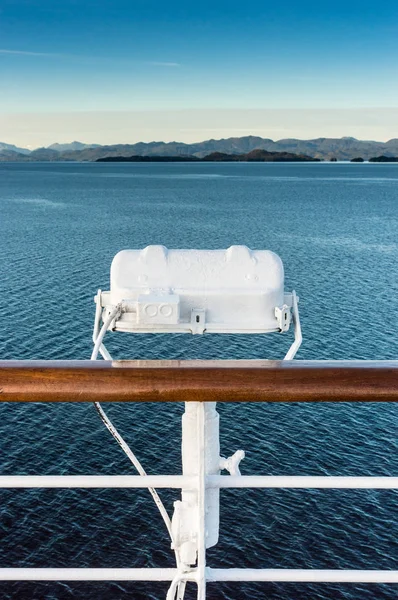 クルーズ船の手すりの白い金属外装照明器具、アラスカ内通路ルート. — ストック写真