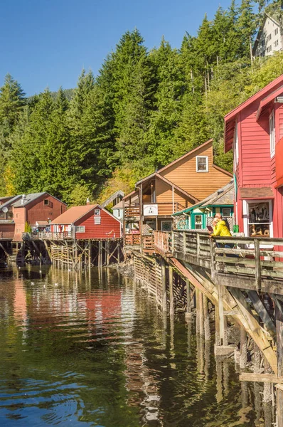 17 de septiembre de 2018 - Ketchikan, AK: Edificios históricos de Creek Street, construidos en un paseo elevado sobre Ketchican Creek . —  Fotos de Stock