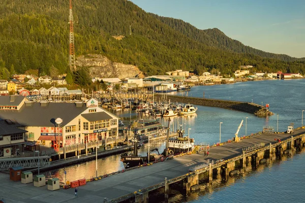 17 de septiembre de 2018 - Ketchikan, AK: Vista elevada del puerto de Thomas Basin Boat, tiendas y barcos de pesca Time Bandit . — Foto de Stock