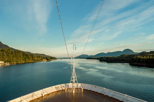 Spitzem Bug des Kreuzfahrtschiffes, südwärts auf dem Meereskanal, Alaska-Innendurchfahrt, in warmer Nachmittagssonne. — Stockfoto