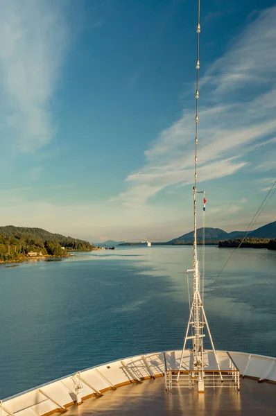 Arco apuntado de crucero, hacia el sur en el canal del océano, Alaska Inside Passage, en el cálido sol de la tarde . —  Fotos de Stock
