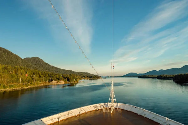 Spitzem Bug des Kreuzfahrtschiffes, südwärts auf dem Meereskanal, Alaska-Innendurchfahrt, in warmer Nachmittagssonne. — Stockfoto
