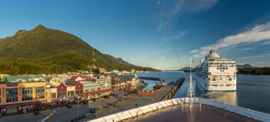 17 Eylül 2018 - Ketchikan, Ak: Tongass Kanalıpanoraması, gün batımında rıhtım ve giden yolcu gemileri.