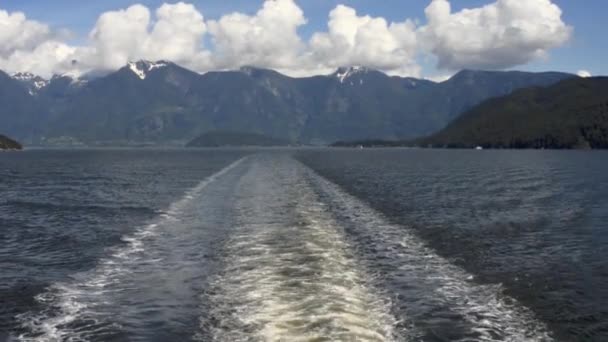Wake from ship and BC Coastal Mountains, perto de Vancouver, Canadá no dia de verão . — Vídeo de Stock