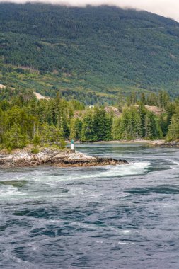 Yüksek gelgit de çalkantılı tehlikeli gelgit rapids, Skookumchuck Narrows, Bc, Kanada.