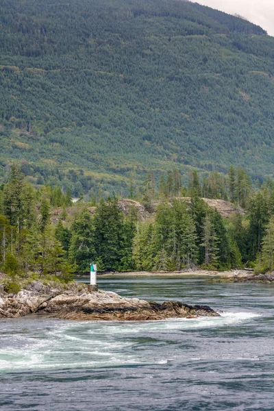Turbulenta farliga tidvattens forsar vid högvatten, Skookumchuck Narrows, BC, Kanada. — Stockfoto