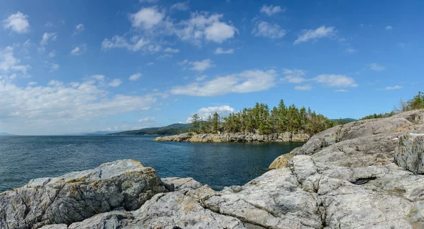 Είσοδος στο πάρκο λαθρέμπορος Cove από τα βράχια, Ακτή Sunshine, Καναδάς. — Φωτογραφία Αρχείου