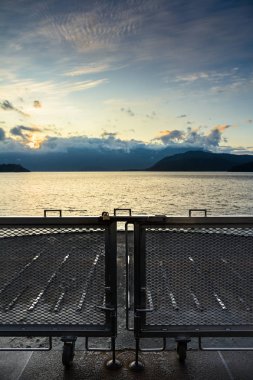 Feribot araba güverte önünden okyanus ve dağlar üzerinde Gündoğumu, Gibsons yakın Howe Sound, Kanada.