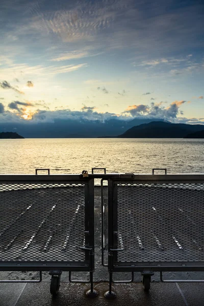 Sonnenaufgang über Meer und Bergen vor dem Autodeck der Fähre, howe sound in der Nähe von gibsons, canada. — Stockfoto