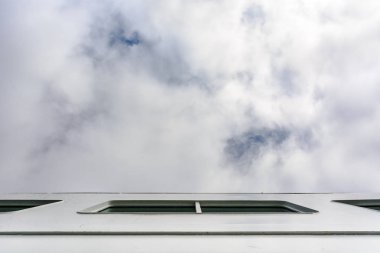 Pov beyaz geminin yanından bulutlu mavi gökyüzüne bakıyor, düşük eğik açı.