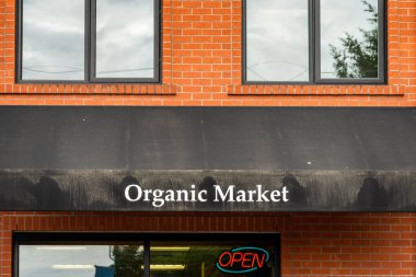 Qualicum Beach, Kanada - 30 Mayıs 2020: orantılı bakkal dükkanının ön girişi