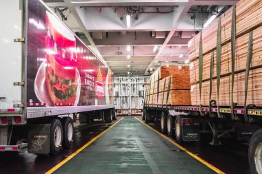 BC, Kanada - 24 Eylül 2020: BC Ferries gemisinin kapalı iç güvertesine ticari nakliye kamyonları park edildi.