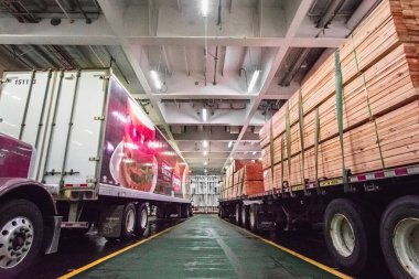 BC, Kanada - 24 Eylül 2020: BC Ferries gemisinin kapalı iç güvertesine ticari nakliye kamyonları park edildi.