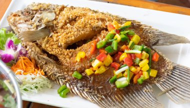 Kızarmış balık sarımsak mango salatası ile mango, tatlı ve ekşi