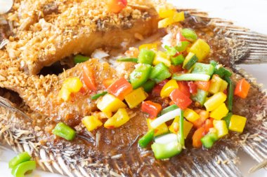 Kızarmış balık sarımsak mango salatası ile mango, tatlı ve ekşi