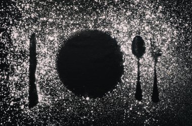 Bir kaşık ve bıçak üzerinde tablo yemek yemek masası beyaz un serpilir