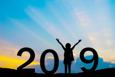 2019 yeni yıl siluet kız için mutlu standı