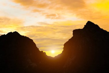 Dağlar ve gündoğumu akşam gökyüzü