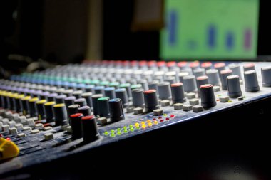 Toplantı odasında eski tozlu ses denetleyicisi