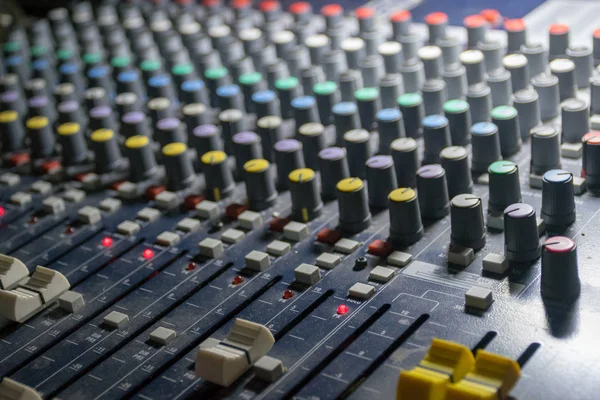 Toplantı odasında eski tozlu ses denetleyicisi