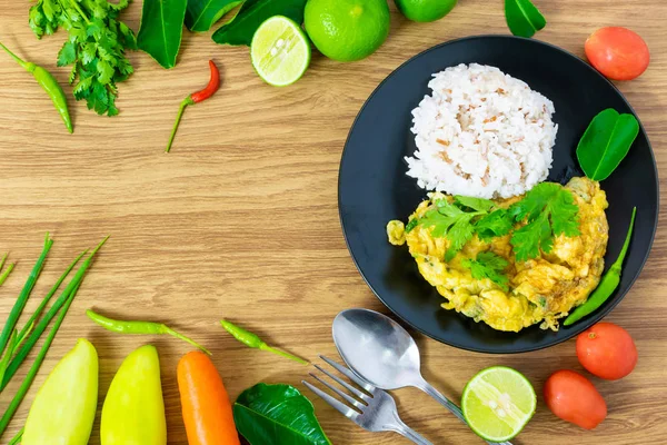 Kahvaltı omlet yumurta pirinç gıda ahşap bir masa üzerinde yerleştirilen seçimi yeme temiz.