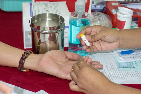 İnsanlar kan bağışı ve sağlık kontrolü için kan