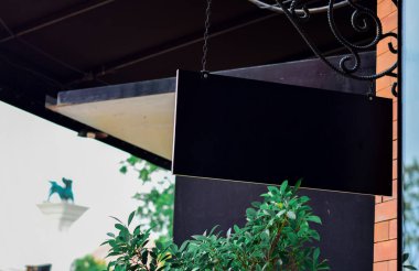 etiket siyah bir tuğla duvara asmak.