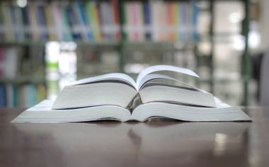 Öğrenme ve öğretme bilgi için tablo çalışma yerleştirilen eğitim kitap kütüphane