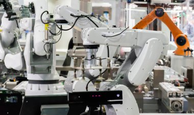 Robot endüstriyel 4.0 şeyler teknoloji robot kol ve denetim için denetleyicisi kullanan adam 