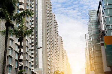 binalar gökyüzü ve güneş çok yüksek