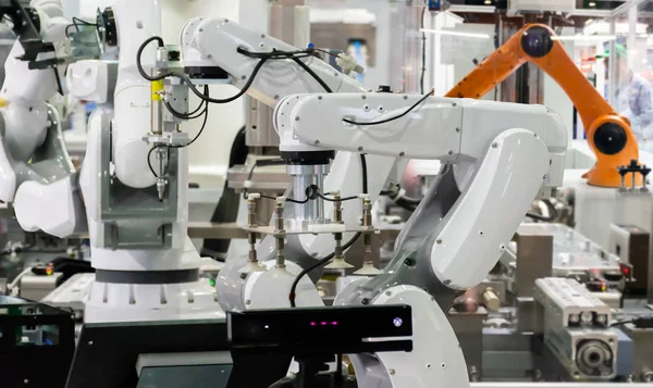 Robô Industrial Tecnologia Coisas Robô Braço Homem Usando Controlador Para — Fotografia de Stock