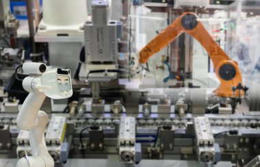 Robot yedek endüstriyel 4.0 şeyler teknoloji robot gelecekteki kol ve kontrol elektronik denetleyicisi kullanan adam