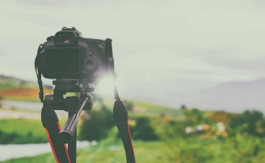 Tripod üzerinde kamera vintage fotoğrafçılar manzaralar al..