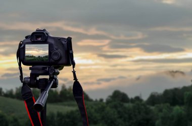 Üç ayaklı fotoğraf makinesindeki kamera manzaralı görüntüler alıyor..