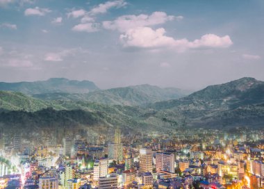 Şehir doğa çevre dağlık bir arka plan