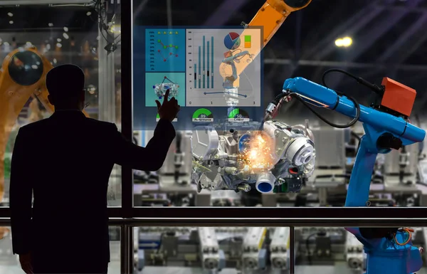 Mühendis dokunmatik ekran kontrol robot fabrikası parçalar motor imalat sanayi üretimi robotlar ve mekanik kol