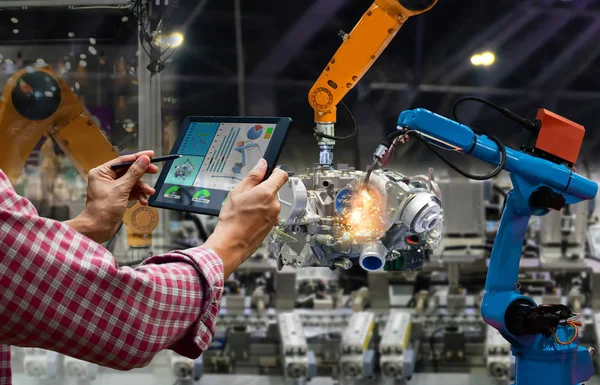 Mühendis dokunmatik ekran kontrol robot fabrikası parçalar motor imalat sanayi üretimi robotlar ve mekanik kol