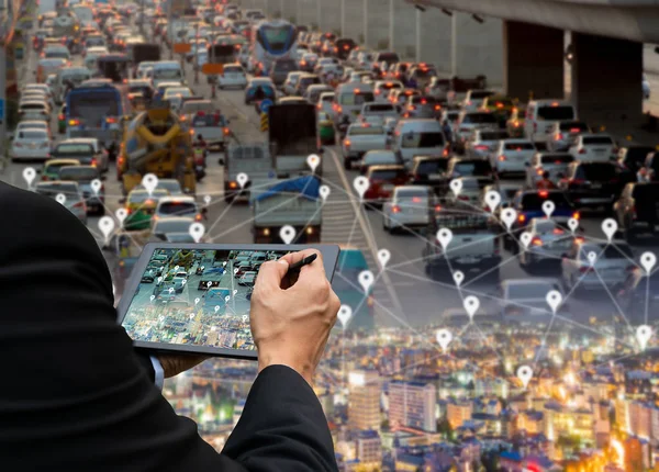 Empresário Detém Carro Tablet Tecnologia Rede Rodoviária Mapa Digital Cidade — Fotografia de Stock